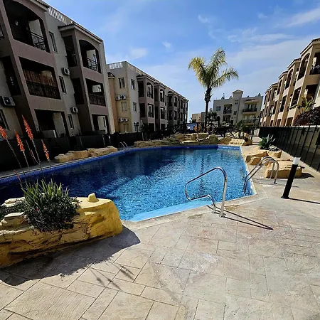Delightful Poolside Apartmán