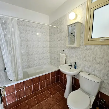 Delightful Poolside Apartment Paphos