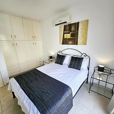 Apartment Delightful Poolside Paphos