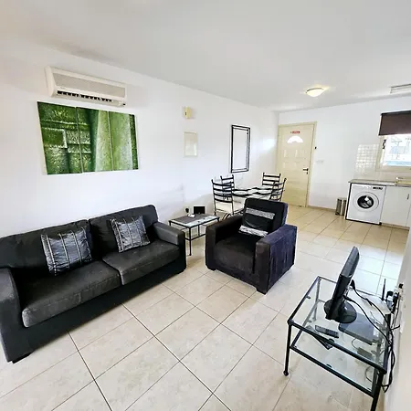 Delightful Poolside Appartement *