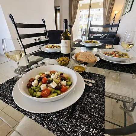 Delightful Poolside פאפוס