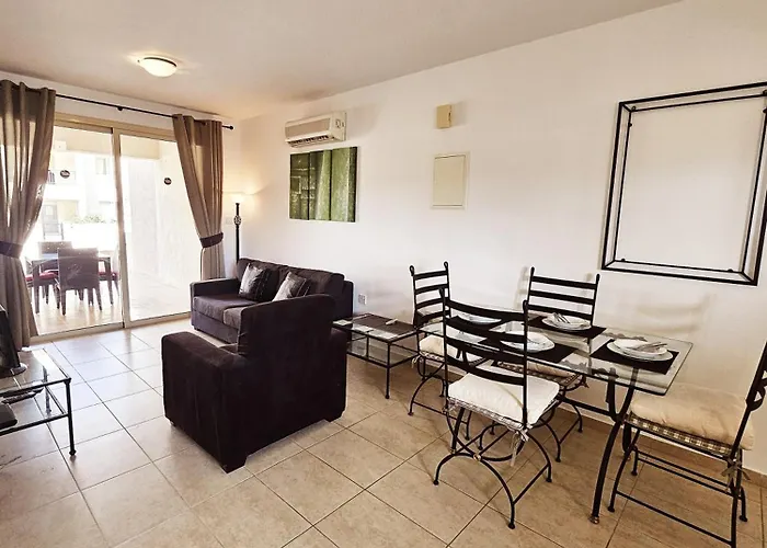 Delightful Poolside Apartmán