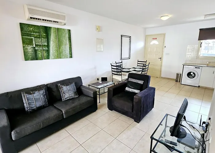 Delightful Poolside Apartament *