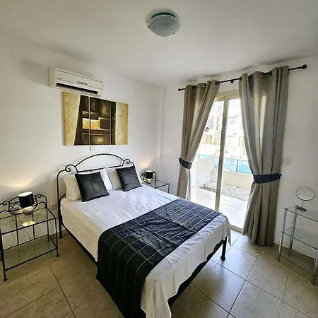 Delightful Poolside Apartament Paphos